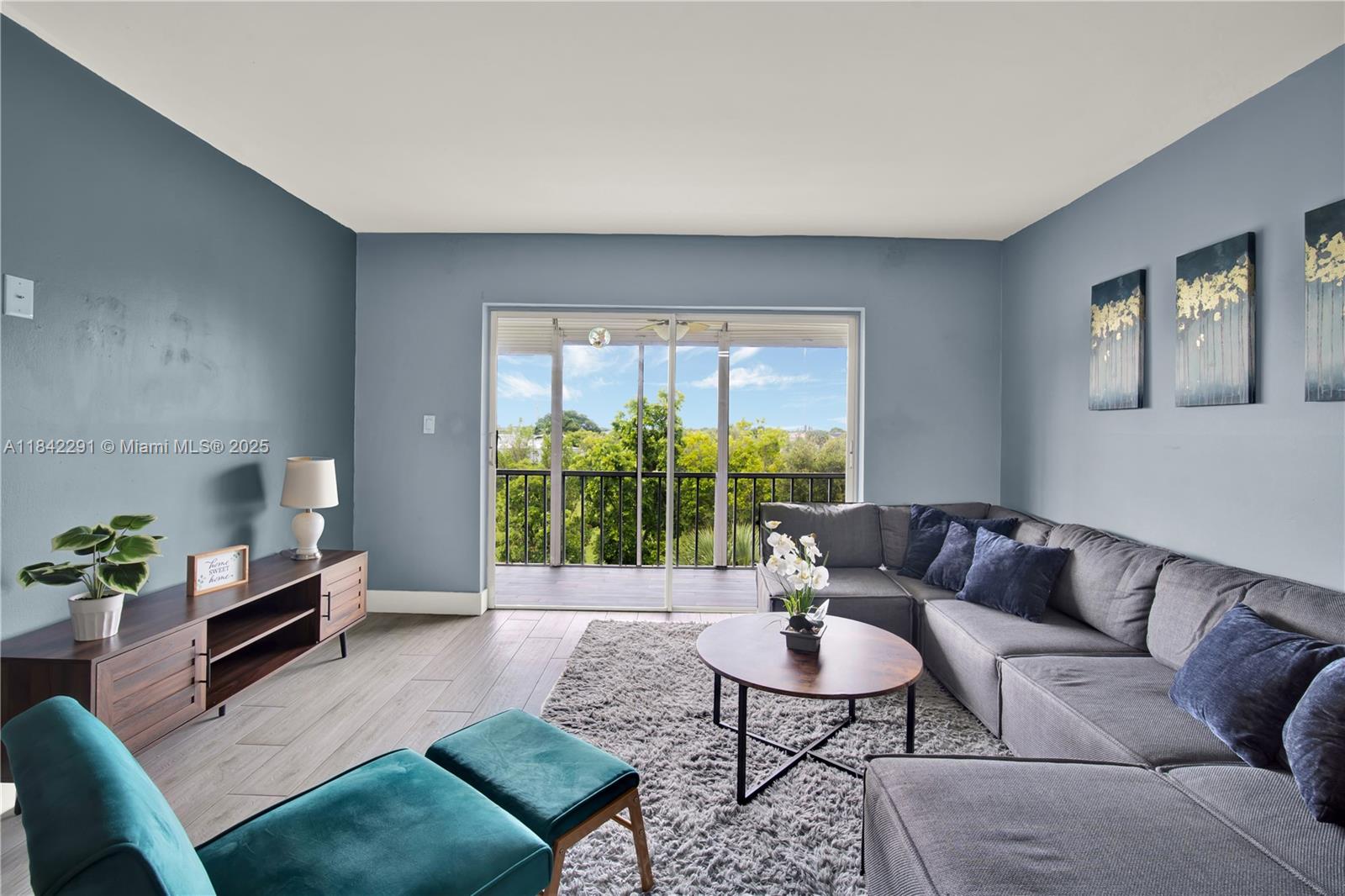 See details 414 2 / 2 992 sq. ft. $ 2025-07-17 0 Photo
