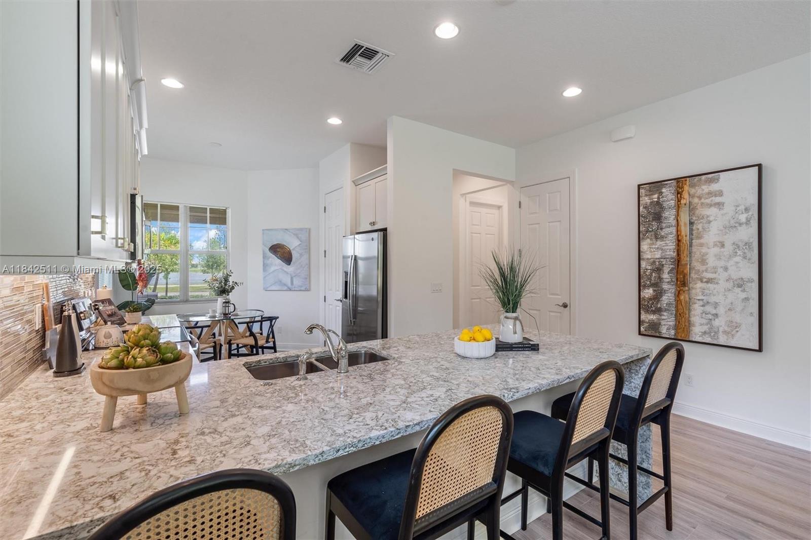 See details 11539 3 / 2 1646 sq. ft. $ 2025-07-26 0 Photo