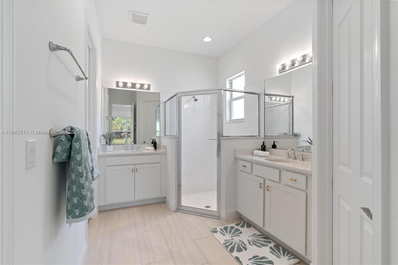 See details 11539 3 / 2 1646 sq. ft. $ 2025-07-26 0 Photo