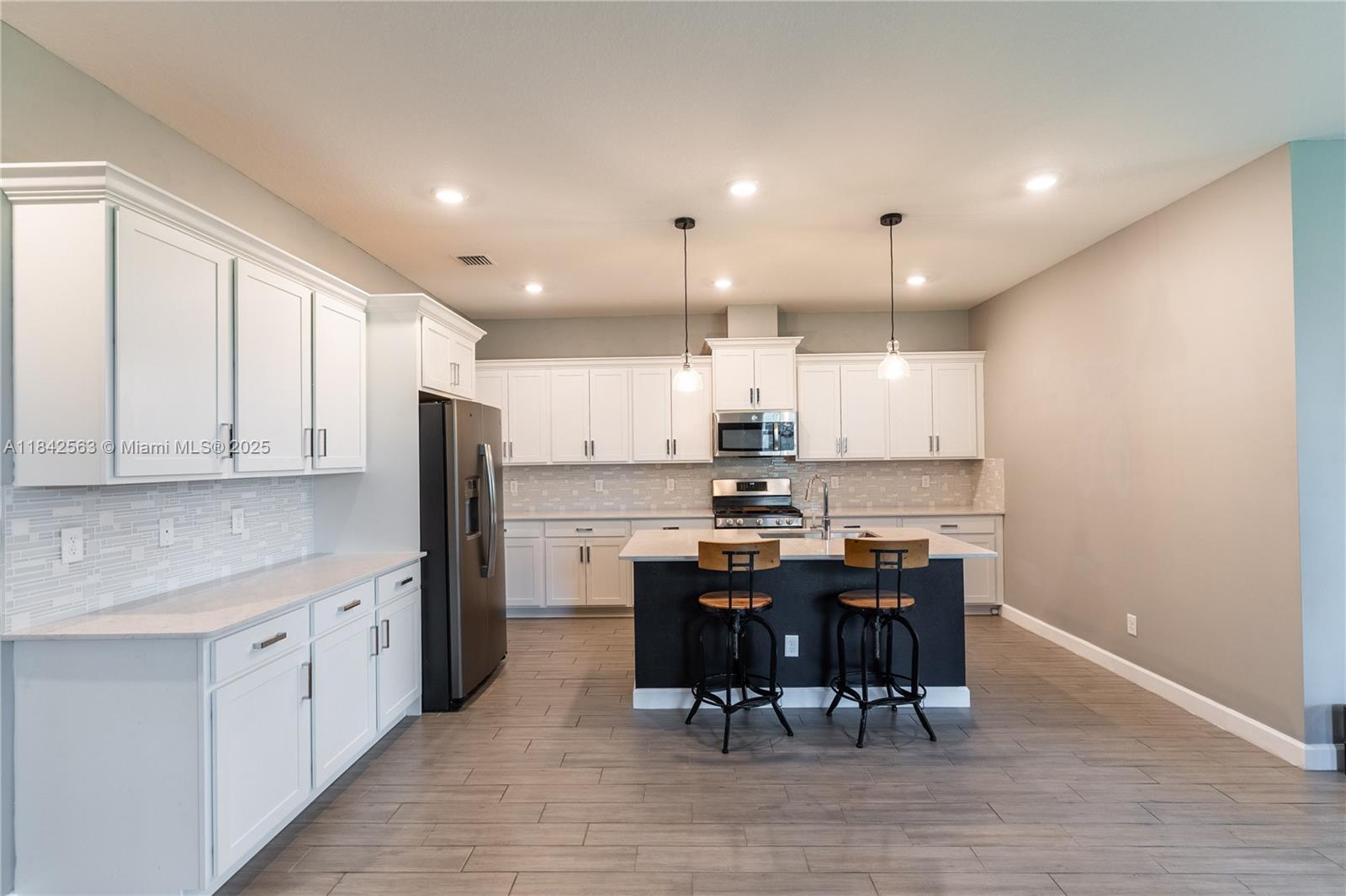 1274 3 / 2 1952 sq. ft. $ 2025-09-23 0 Photo