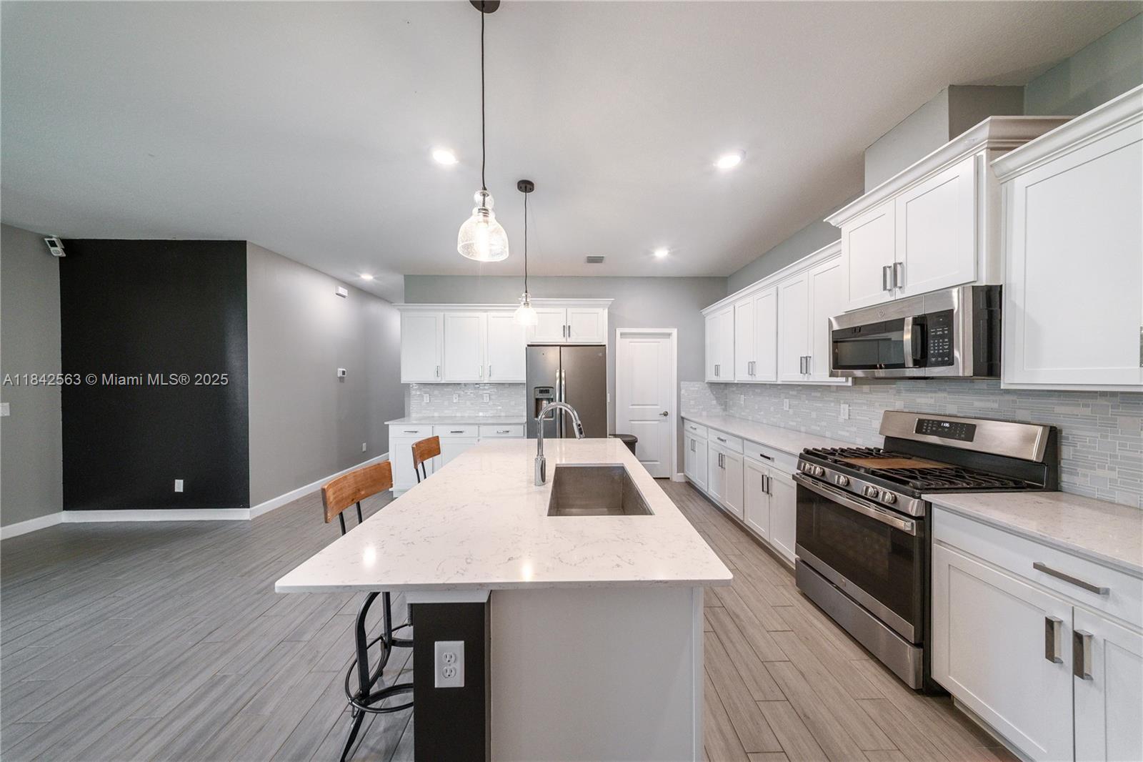 1274 3 / 2 1952 sq. ft. $ 2025-09-23 0 Photo