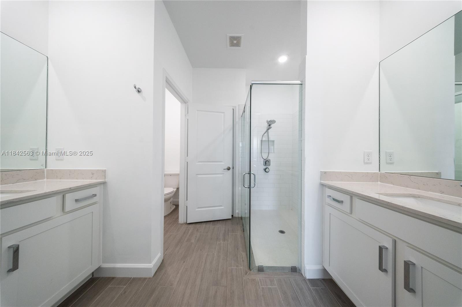 1274 3 / 2 1952 sq. ft. $ 2025-09-23 0 Photo