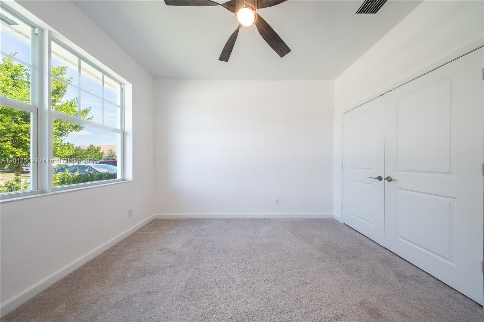 1274 3 / 2 1952 sq. ft. $ 2025-09-23 0 Photo