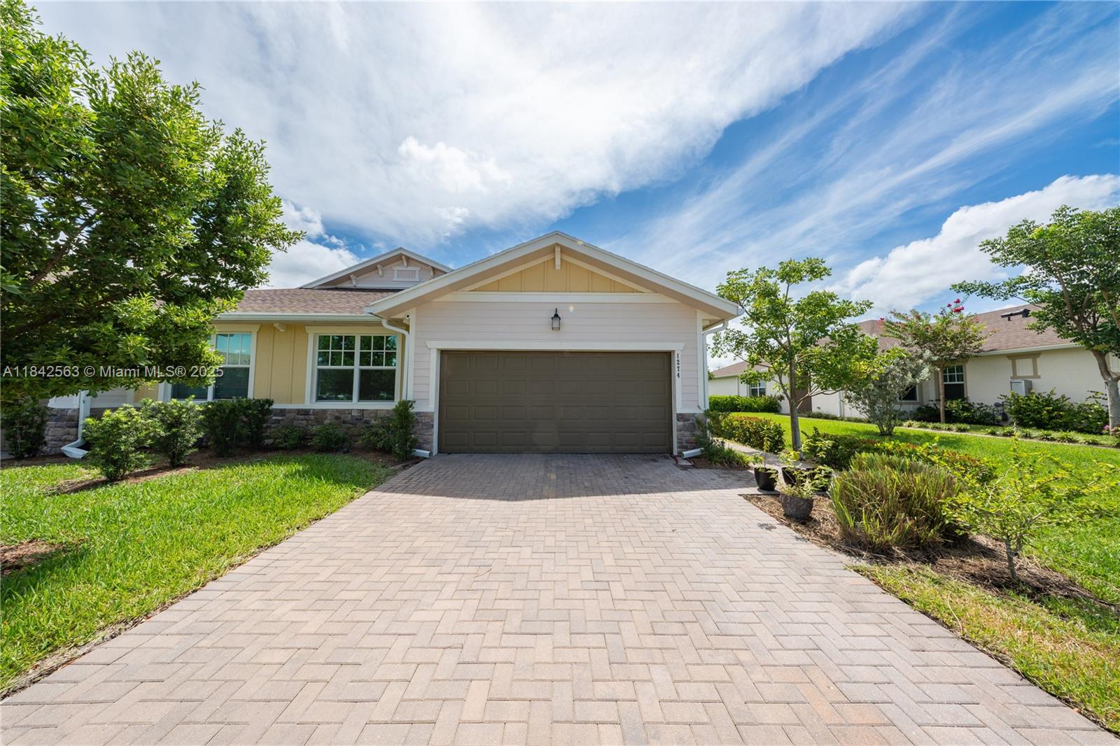 1274 3 / 2 1952 sq. ft. $ 2025-09-23 0 Photo