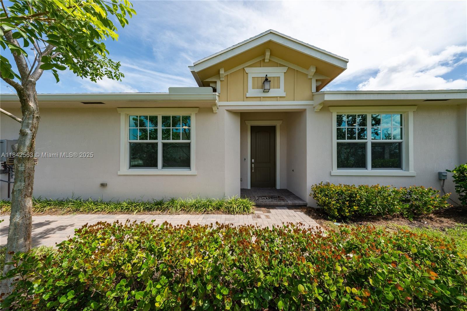 1274 3 / 2 1952 sq. ft. $ 2025-09-23 0 Photo