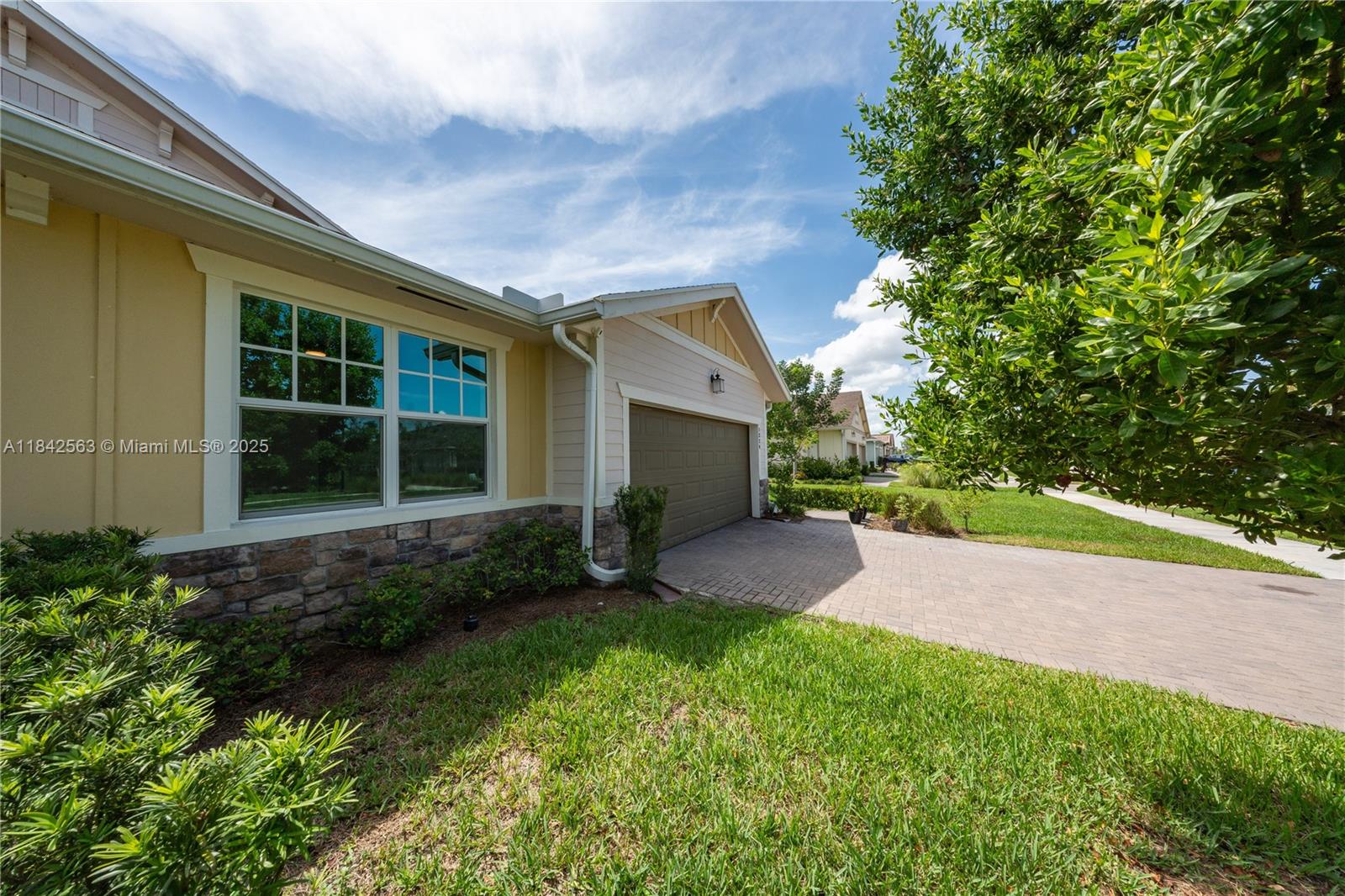 1274 3 / 2 1952 sq. ft. $ 2025-09-23 0 Photo