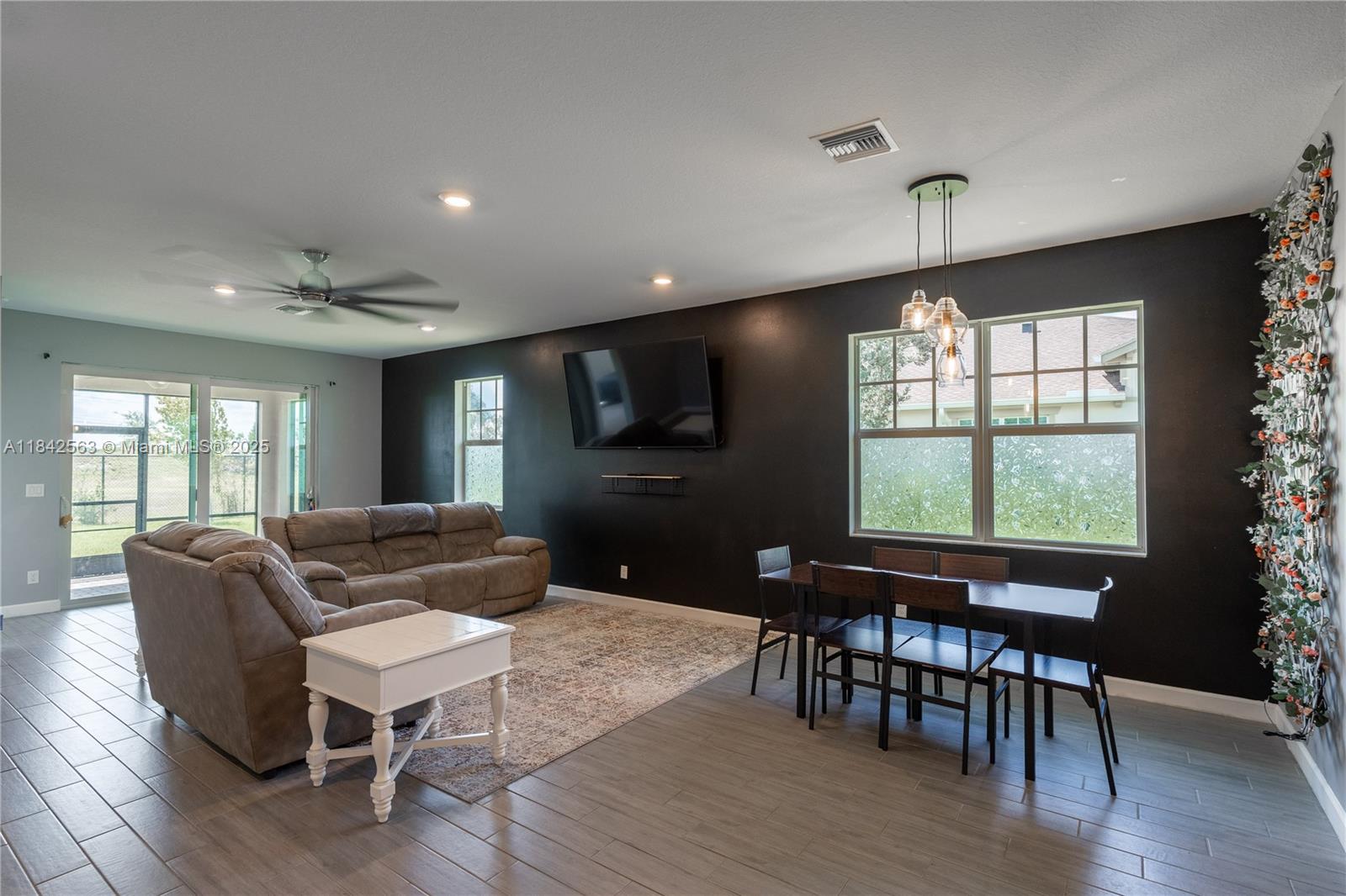 1274 3 / 2 1952 sq. ft. $ 2025-09-23 0 Photo