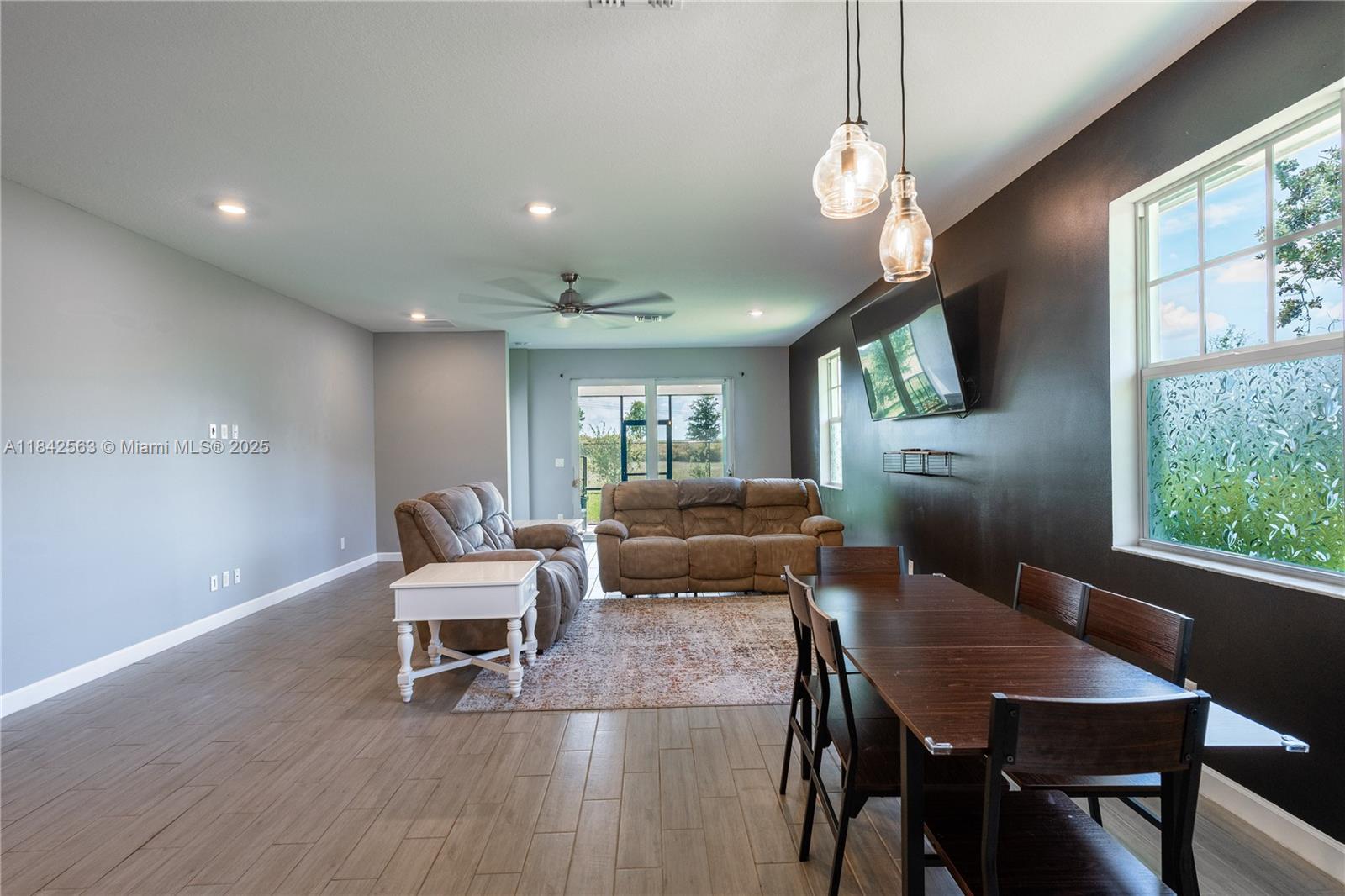 1274 3 / 2 1952 sq. ft. $ 2025-09-23 0 Photo