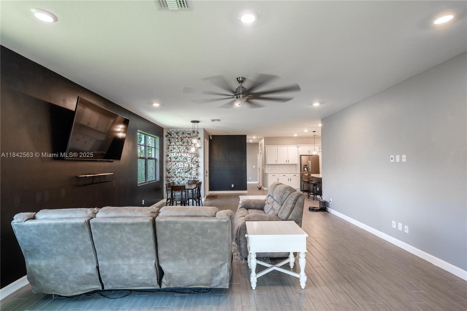 1274 3 / 2 1952 sq. ft. $ 2025-09-23 0 Photo