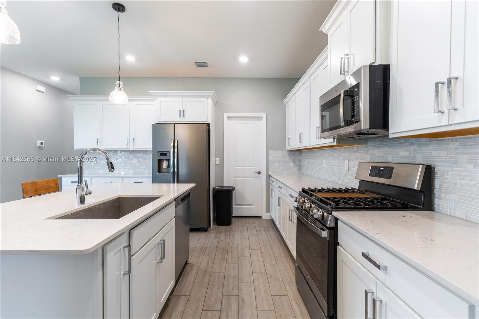 1274 3 / 2 1952 sq. ft. $ 2025-09-23 0 Photo