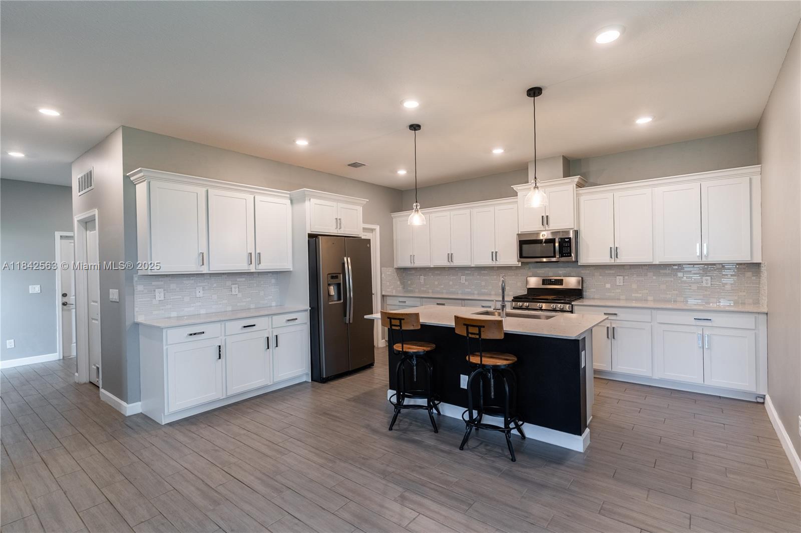 1274 3 / 2 1952 sq. ft. $ 2025-09-23 0 Photo