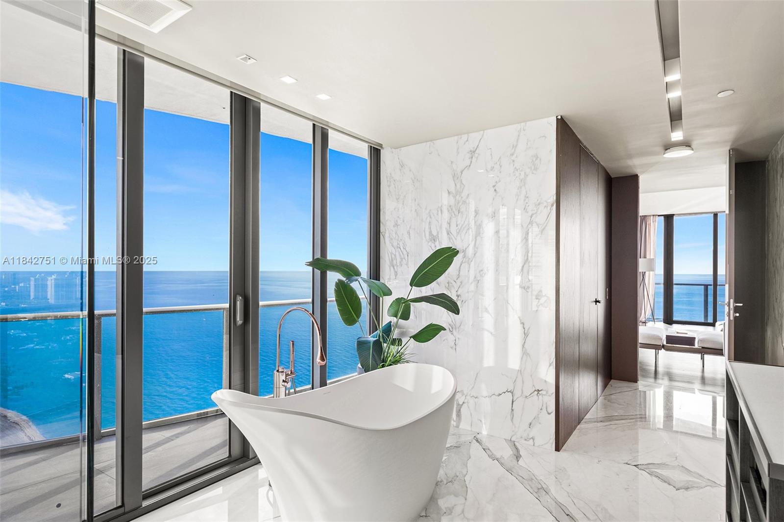 See details 38 4 / 6 4992 sq. ft. $ 2025-07-18 0 Photo