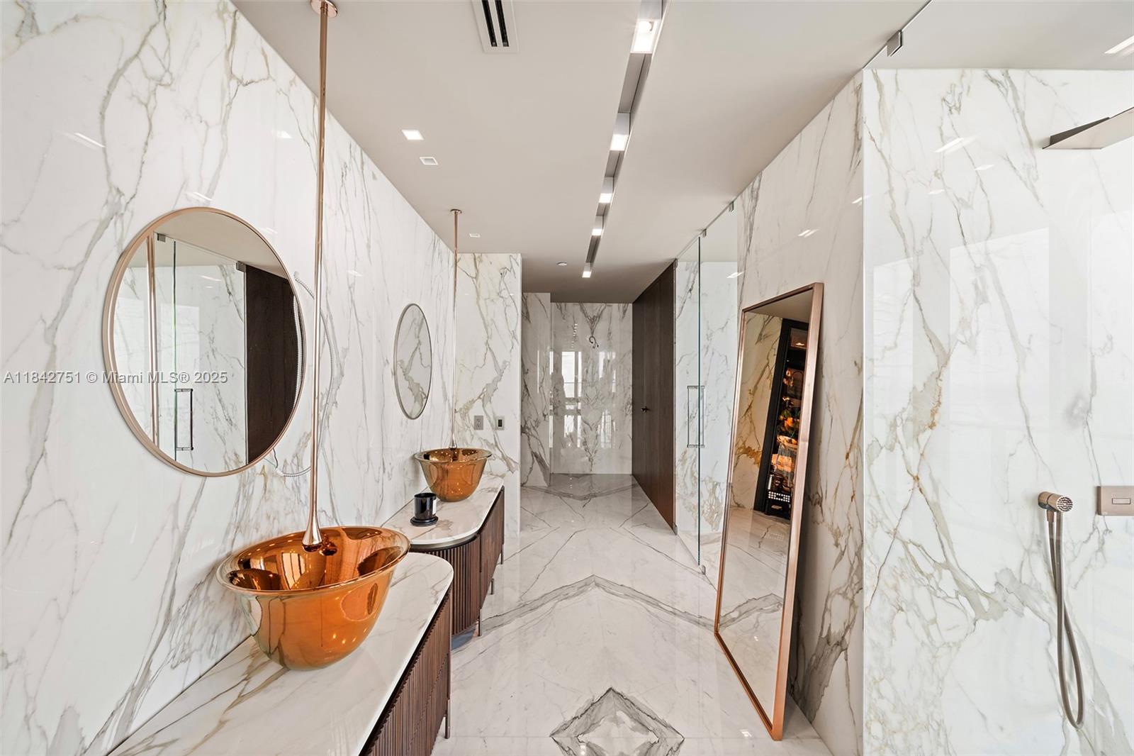 See details 38 4 / 6 4992 sq. ft. $ 2025-07-18 0 Photo