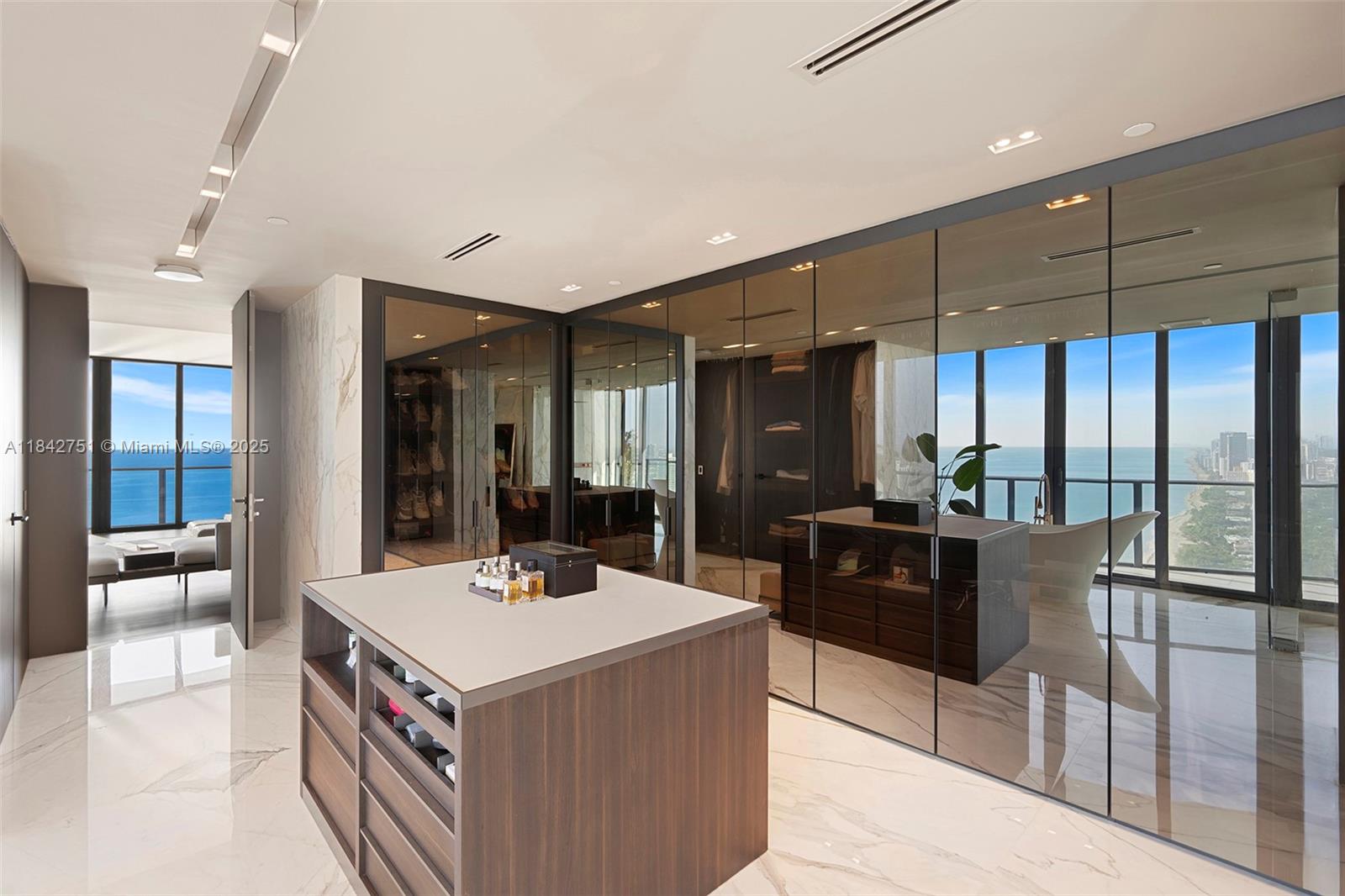 See details 38 4 / 6 4992 sq. ft. $ 2025-07-18 0 Photo