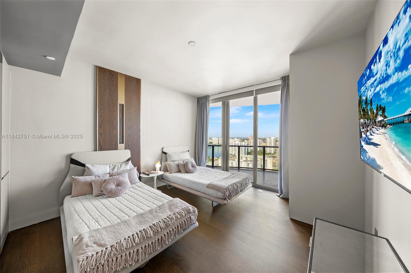 See details 38 4 / 6 4992 sq. ft. $ 2025-07-18 0 Photo