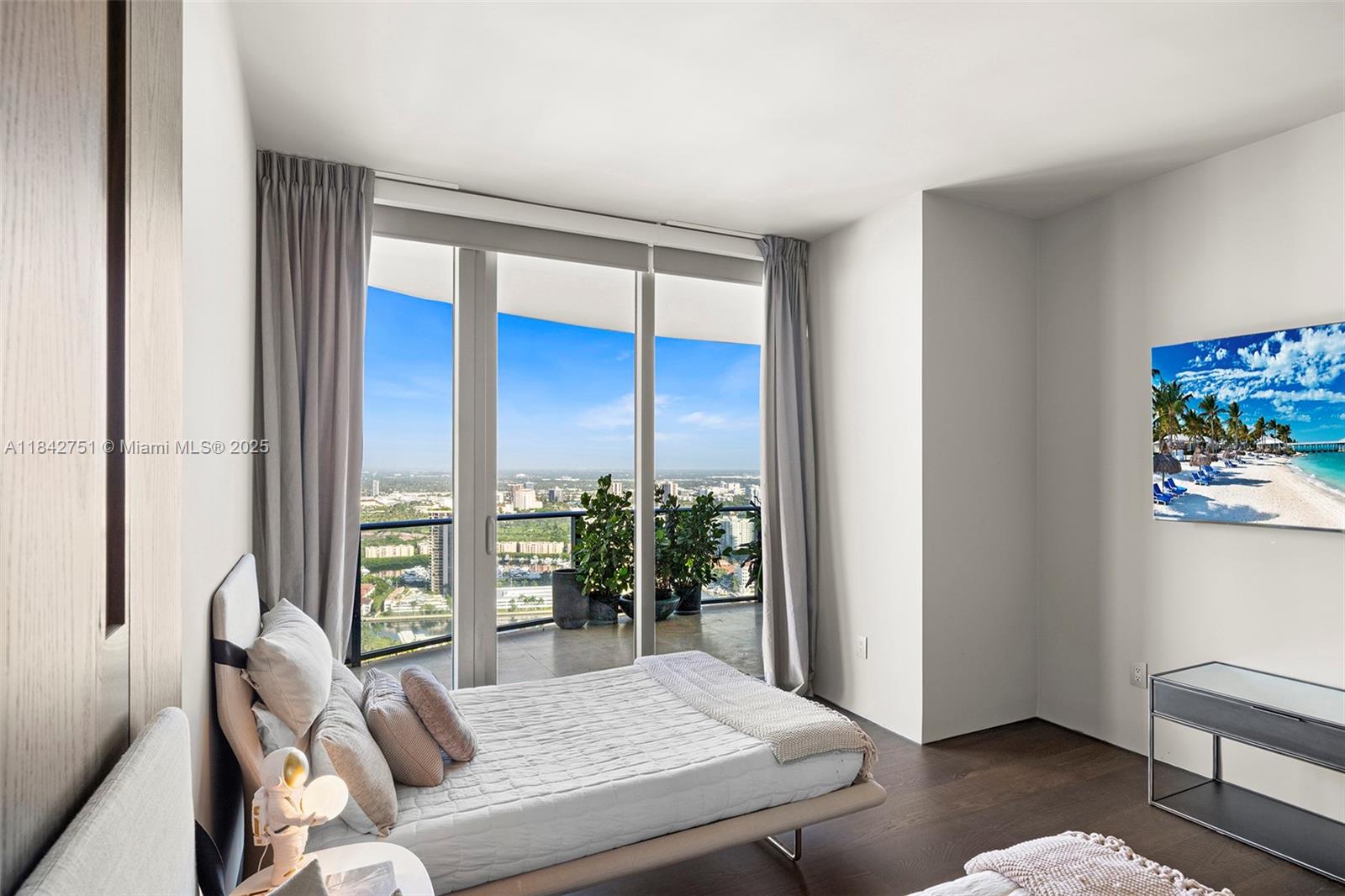 See details 38 4 / 6 4992 sq. ft. $ 2025-07-18 0 Photo