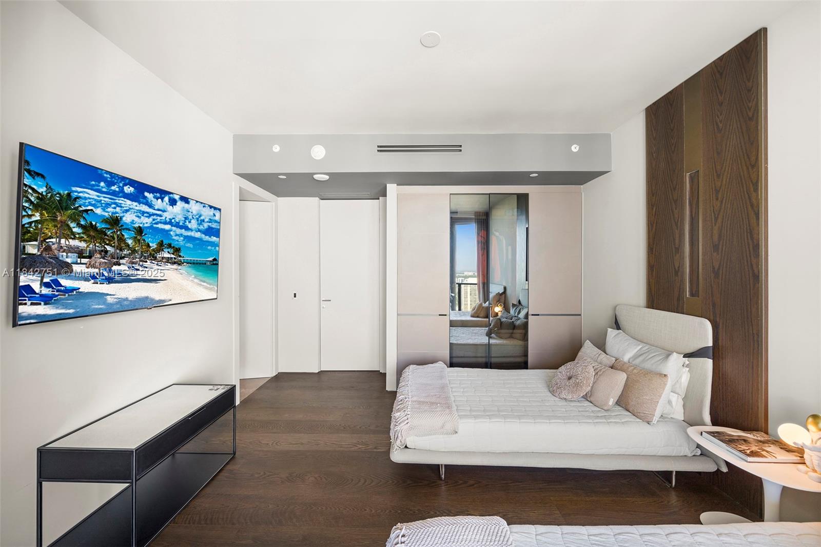 See details 38 4 / 6 4992 sq. ft. $ 2025-07-18 0 Photo