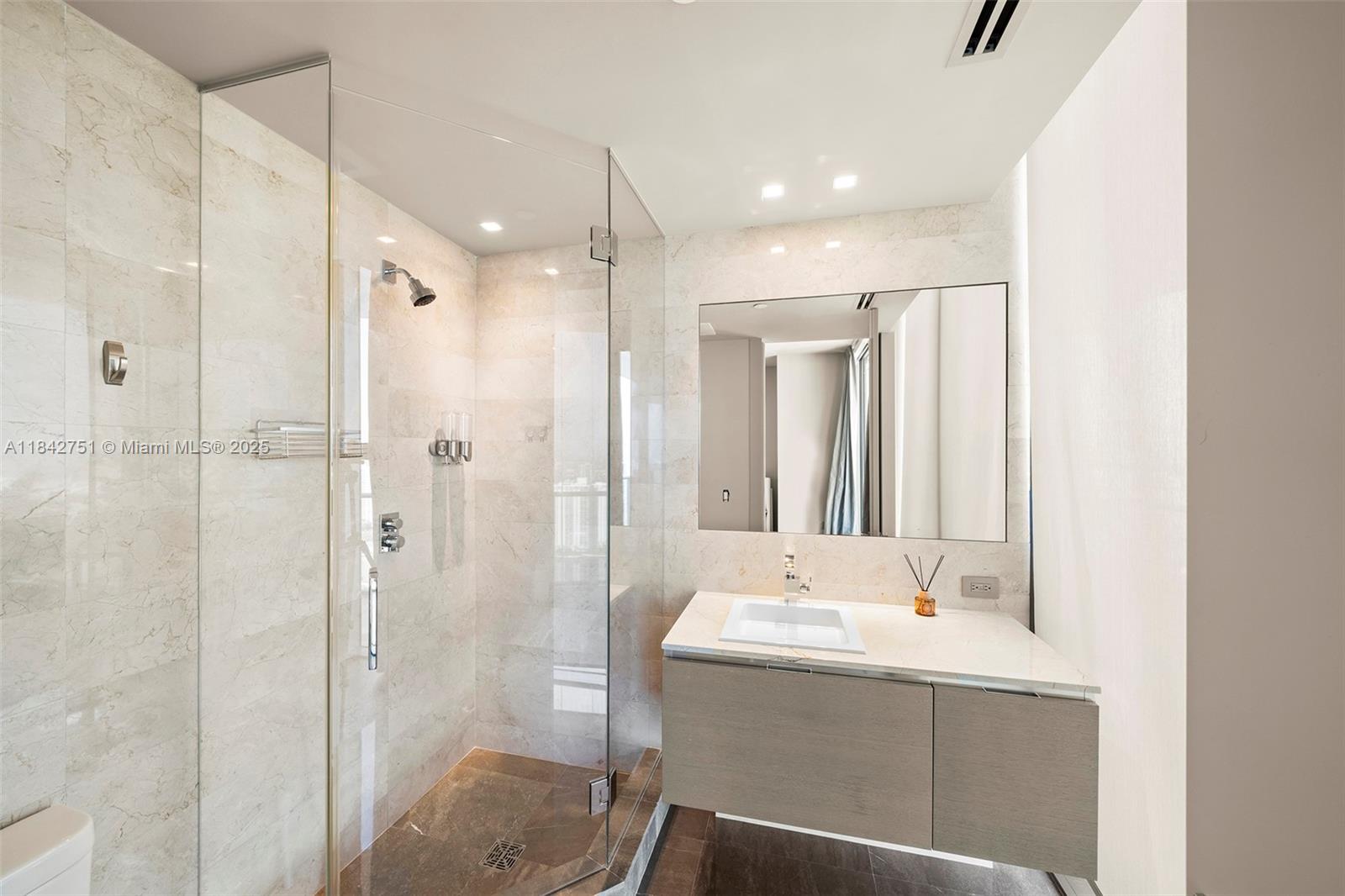 See details 38 4 / 6 4992 sq. ft. $ 2025-07-18 0 Photo