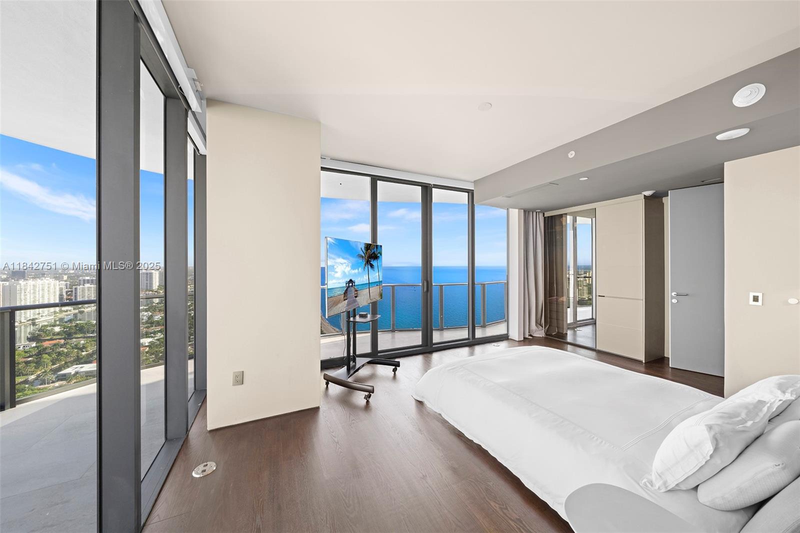 See details 38 4 / 6 4992 sq. ft. $ 2025-07-18 0 Photo
