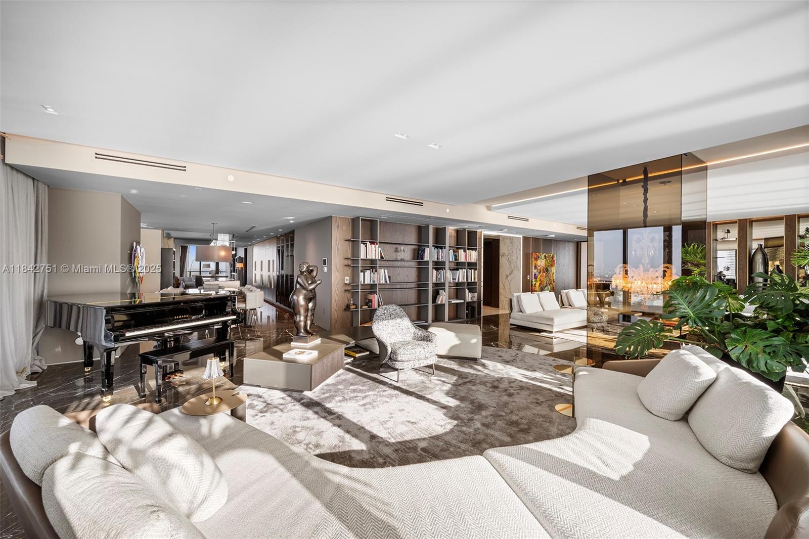 See details 38 4 / 6 4992 sq. ft. $ 2025-07-18 0 Photo