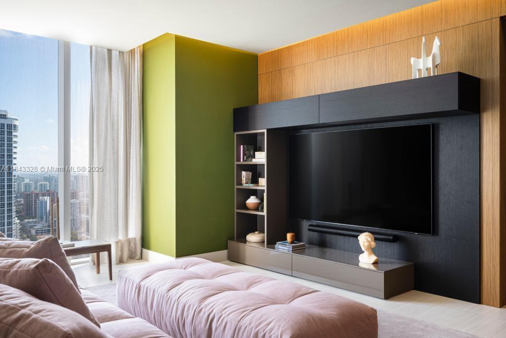 Ver detalles 3504 4 / 6 3252 sq. ft. $ 2025-07-18 0 foto