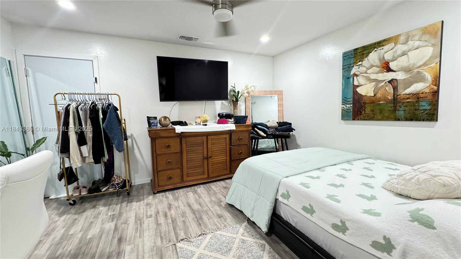 See details 1912 3 / 2 1248 sq. ft. $ 2025-07-19 0 Photo