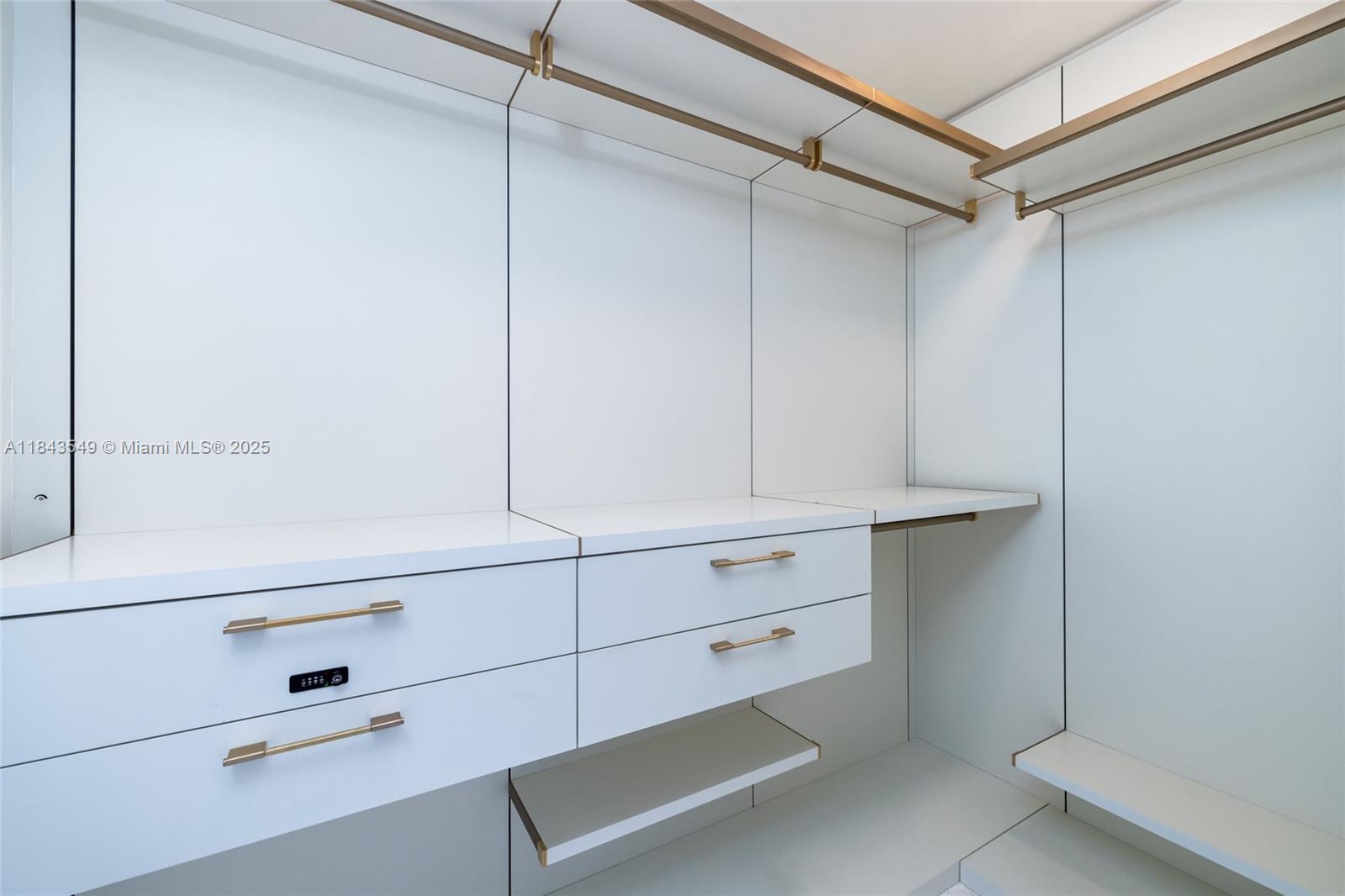 Ver detalles 1004 2 / 3 1571 sq. ft. $ 2025-07-19 0 foto