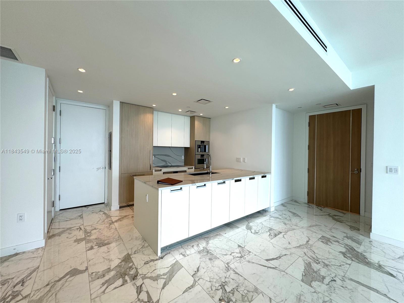 Ver detalles 1004 2 / 3 1571 sq. ft. $ 2025-07-19 0 foto