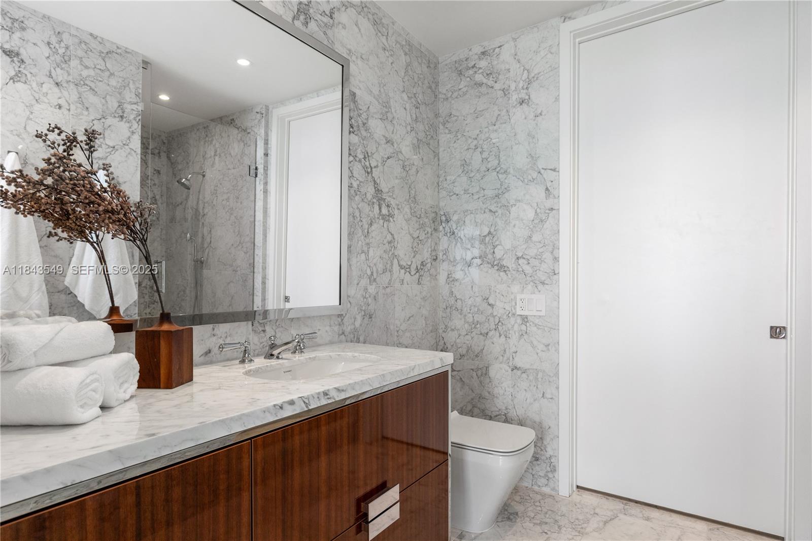 See details 1004 2 / 3 1571 sq. ft. $ 2025-12-02 0 Photo