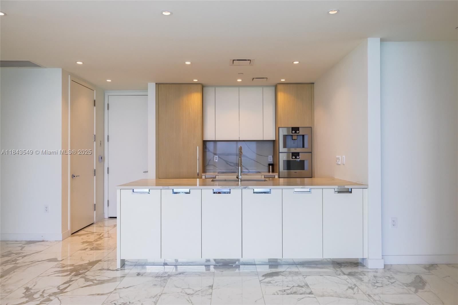 Ver detalles 1004 2 / 3 1571 sq. ft. $ 2025-07-19 0 foto