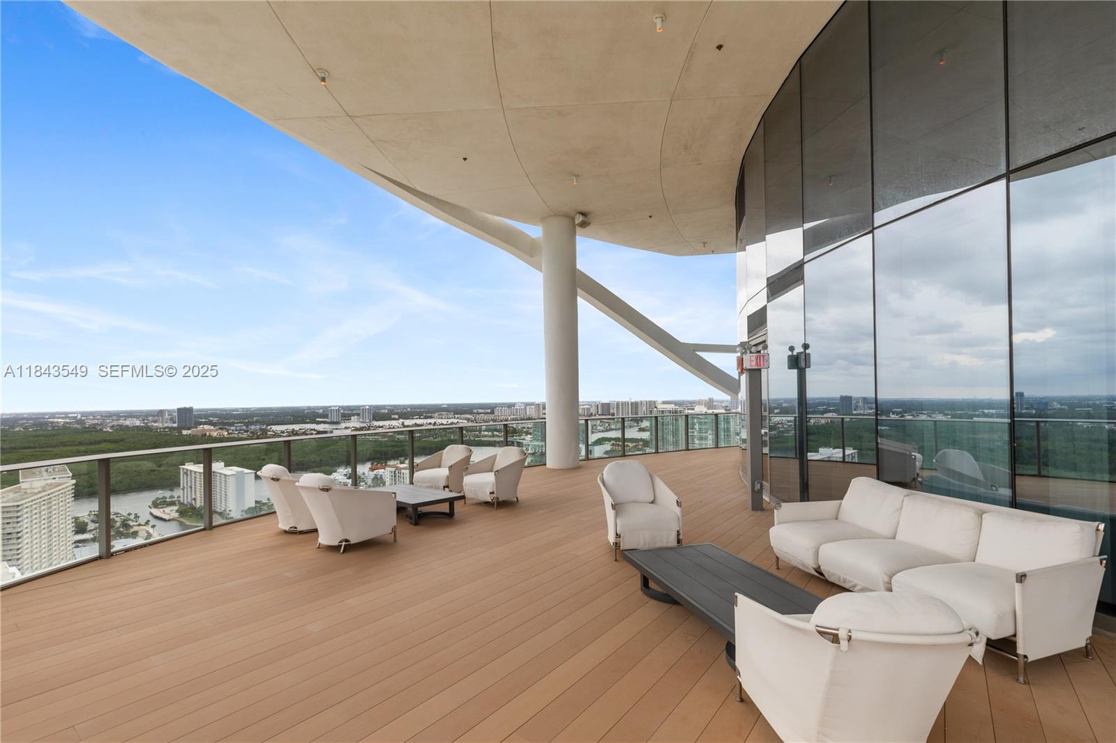 See details 1004 2 / 3 1571 sq. ft. $ 2025-12-02 0 Photo