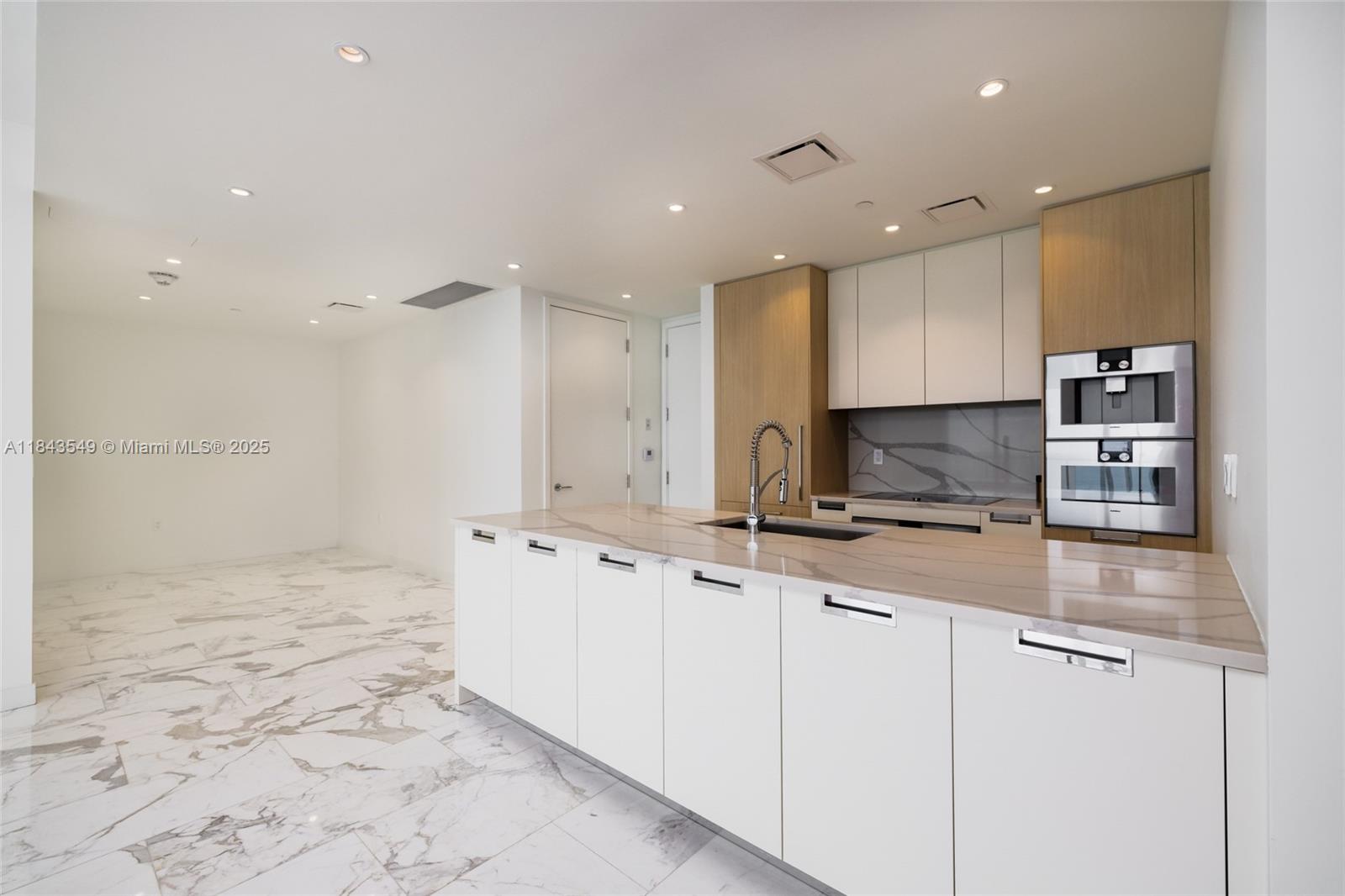Ver detalles 1004 2 / 3 1571 sq. ft. $ 2025-07-19 0 foto
