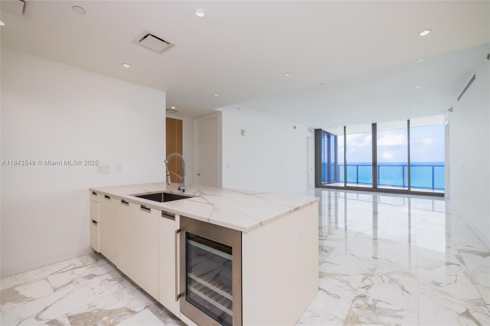 Ver detalles 1004 2 / 3 1571 sq. ft. $ 2025-07-19 0 foto
