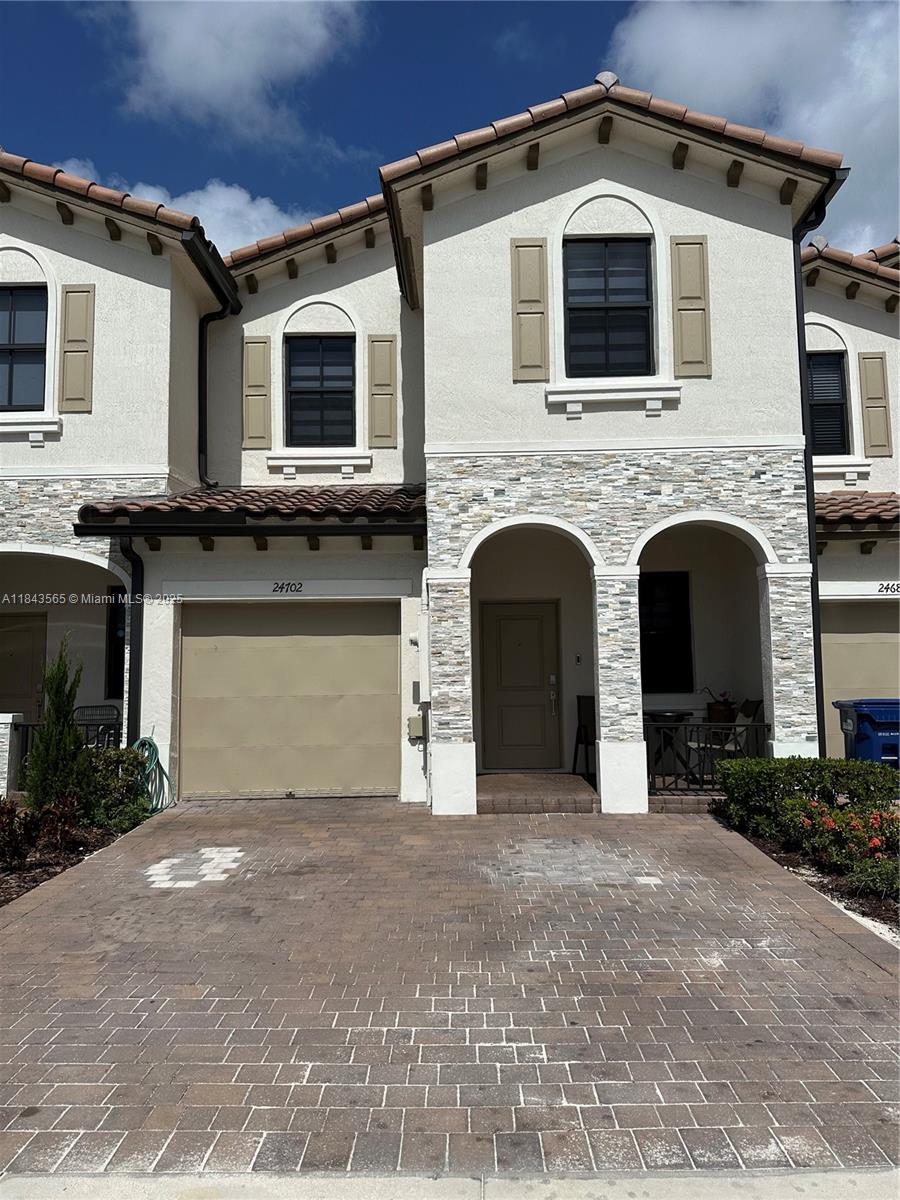 24702 3 / 3 1827 sq. ft. $ 2025-10-28 0 foto