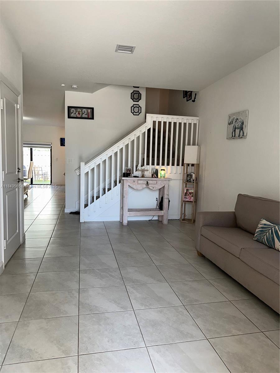 24702 3 / 3 1827 sq. ft. $ 2025-10-28 0 foto