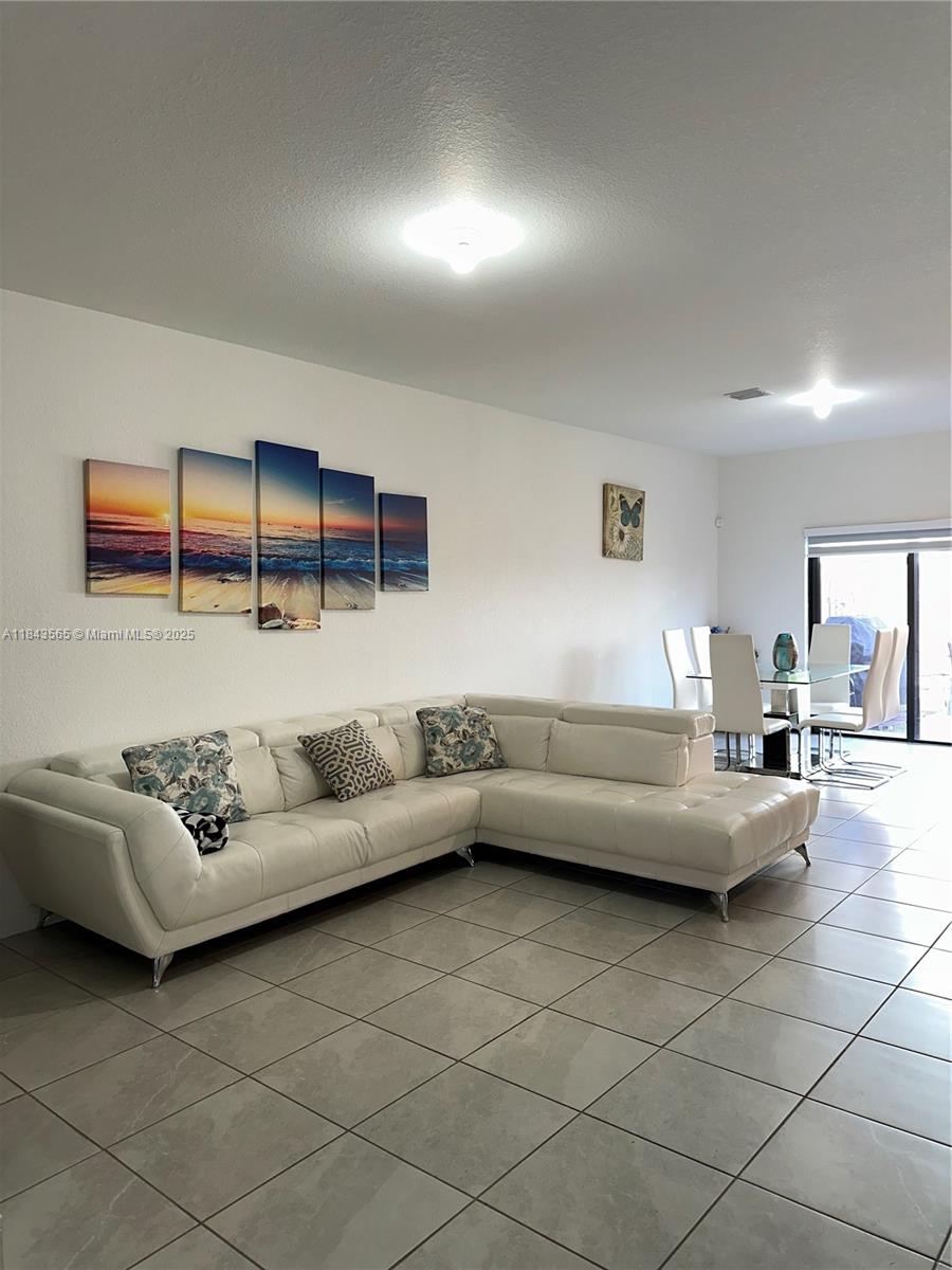 24702 3 / 3 1827 sq. ft. $ 2025-10-28 0 foto