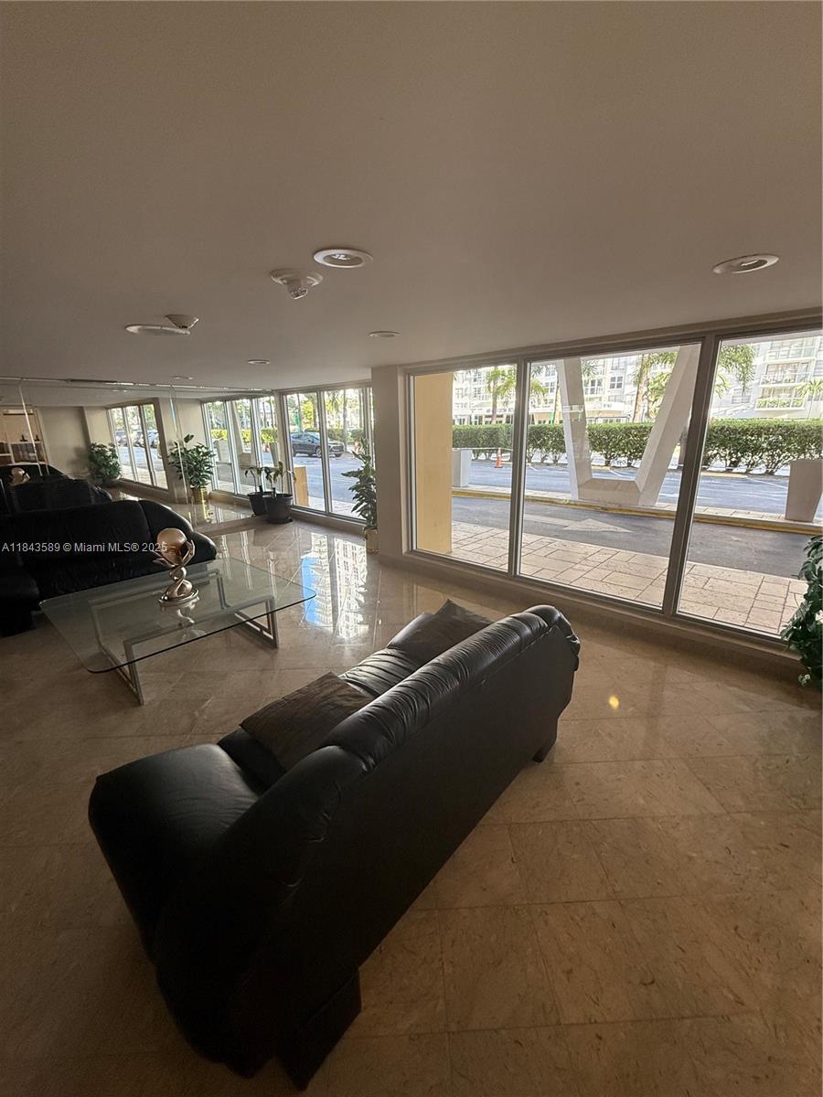 See details 1611 1 / 2 1104 sq. ft. $ 2025-07-19 0 Photo