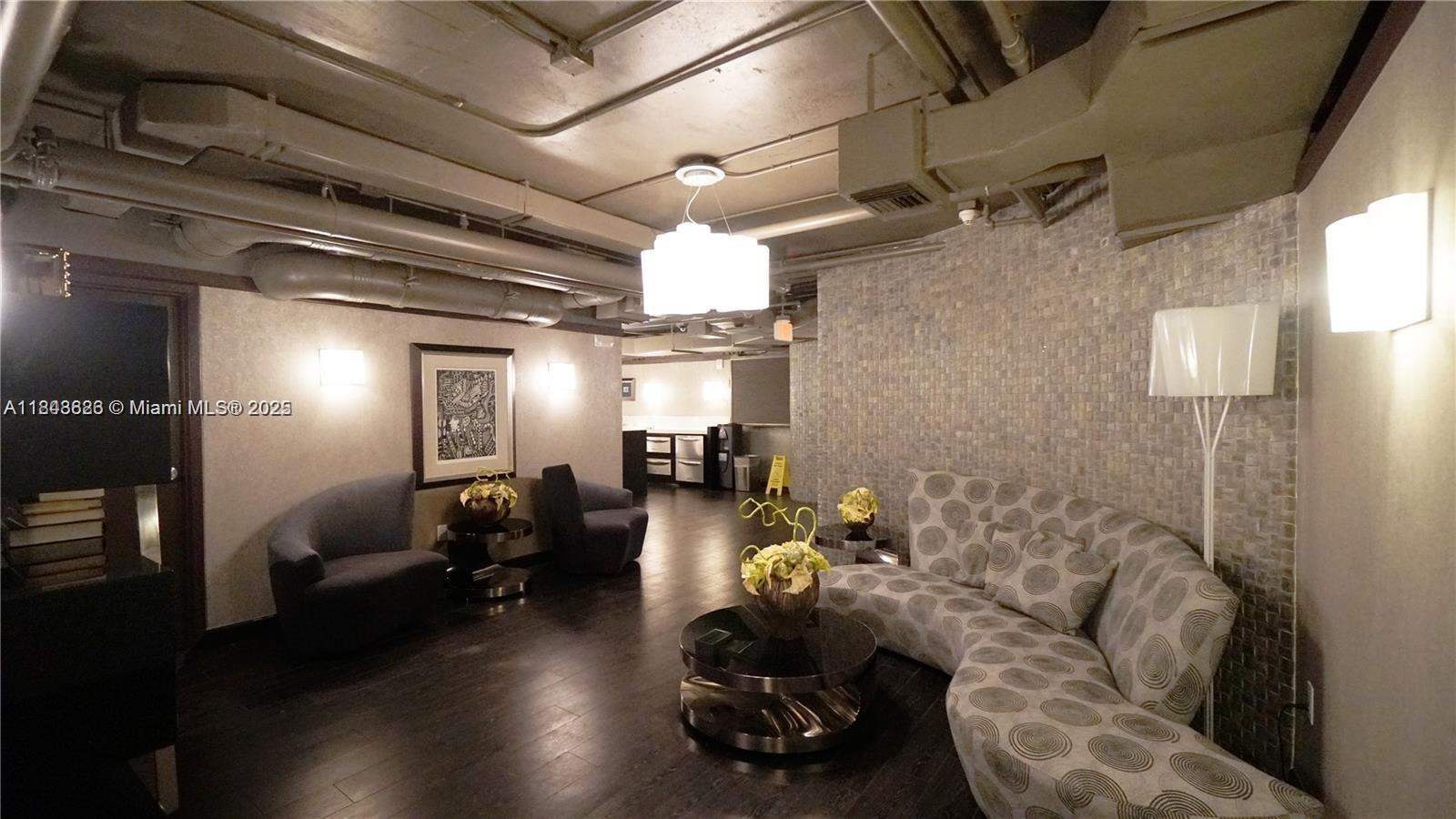 Ver detalles 3707 3 / 3 1571 sq. ft. $ 2025-07-19 0 foto