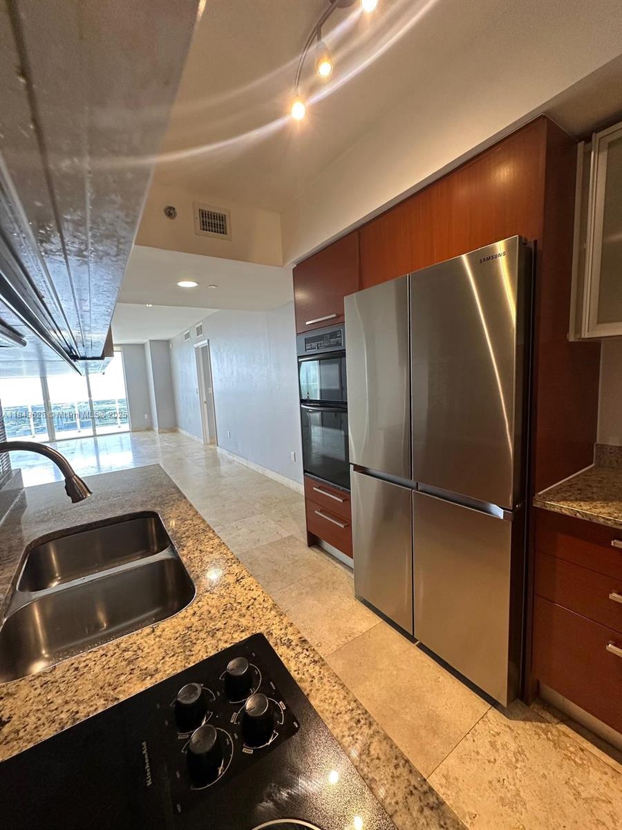 Ver detalles 3707 3 / 3 1571 sq. ft. $ 2025-07-19 0 foto