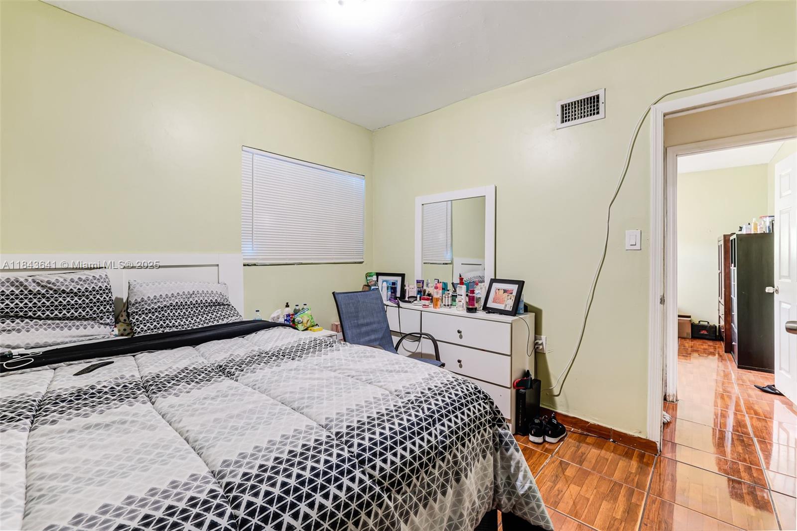 See details / 1789 sq. ft. $ 2025-07-19 0 Photo