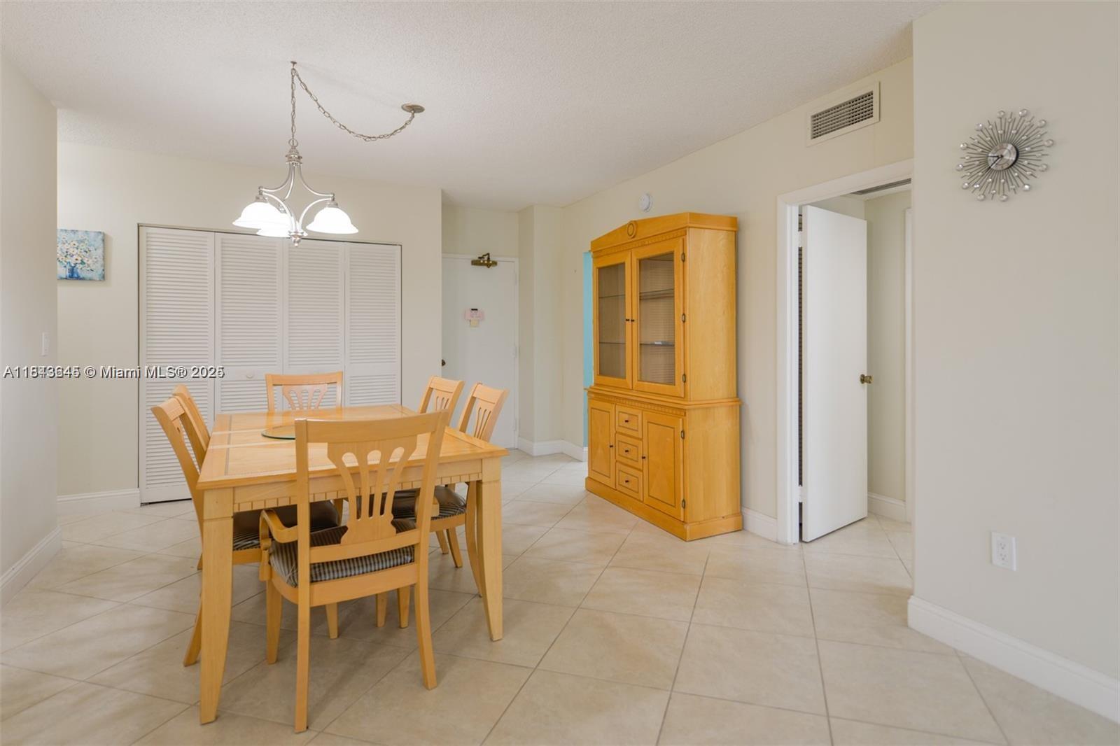 See details 11N 1 / 2 870 sq. ft. $ 2025-07-19 0 Photo