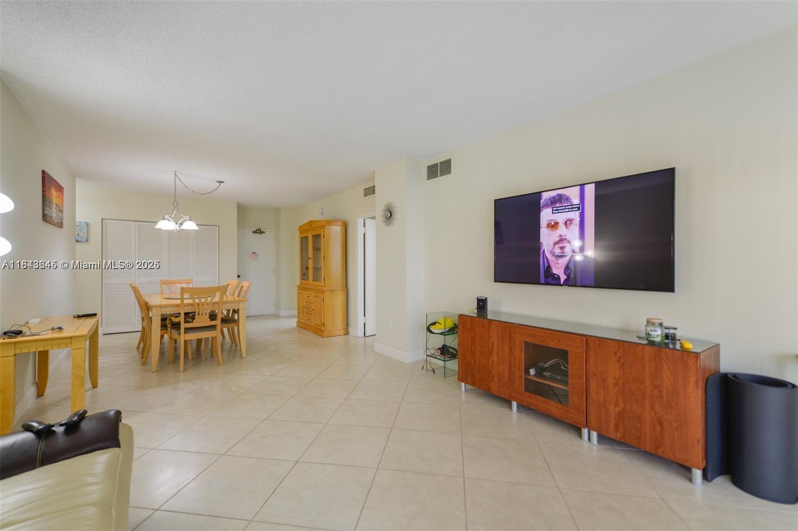 See details 11N 1 / 2 870 sq. ft. $ 2025-07-19 0 Photo