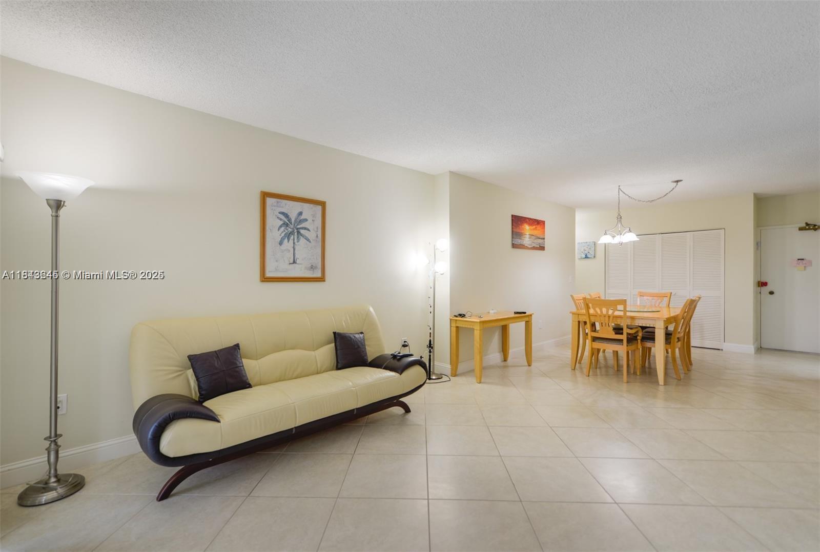 See details 11N 1 / 2 870 sq. ft. $ 2025-07-19 0 Photo