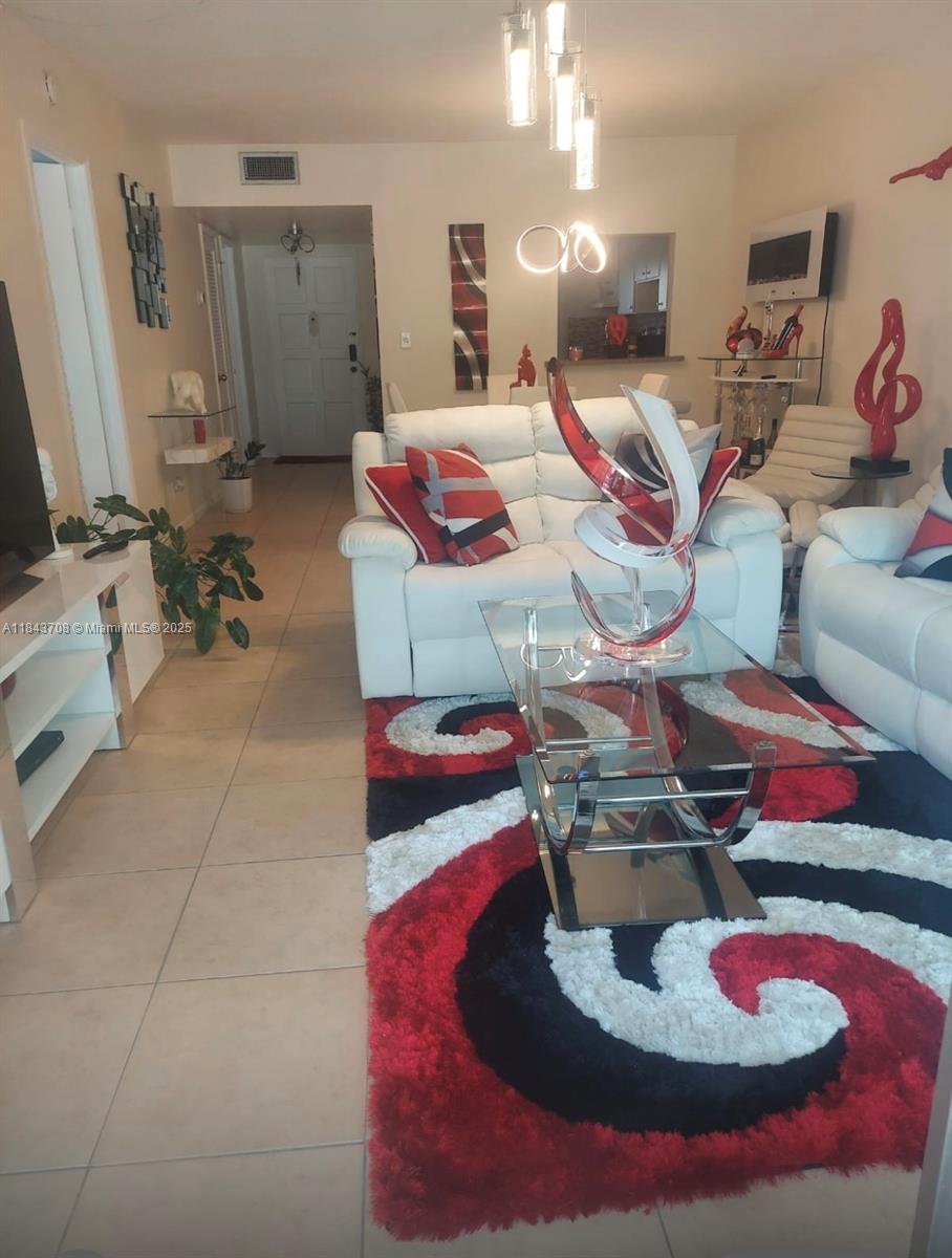 See details 209 1 / 2 775 sq. ft. $ 2025-07-20 0 Photo