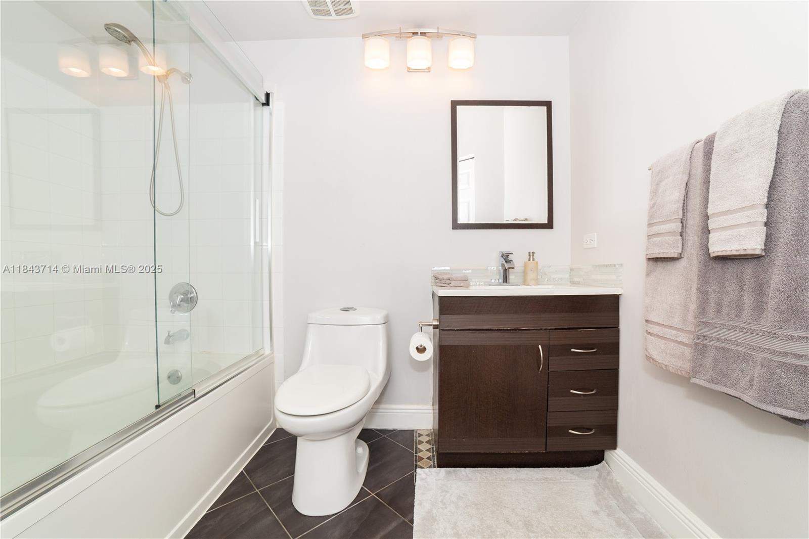 Photo of 17100 Bay Rd  #1802, Sunny Isles Beach, Florida, 33160 - Guest bathroom Roman Tub