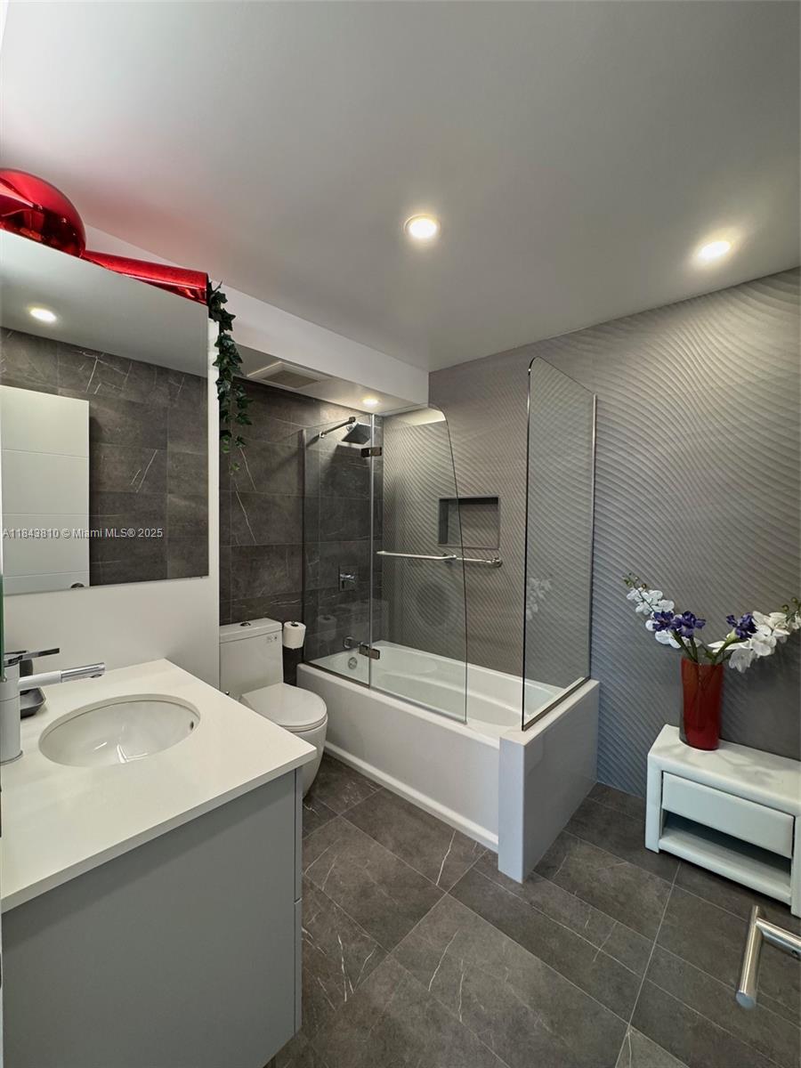 See details 918 2 / 2 1275 sq. ft. $ 2025-07-31 0 Photo