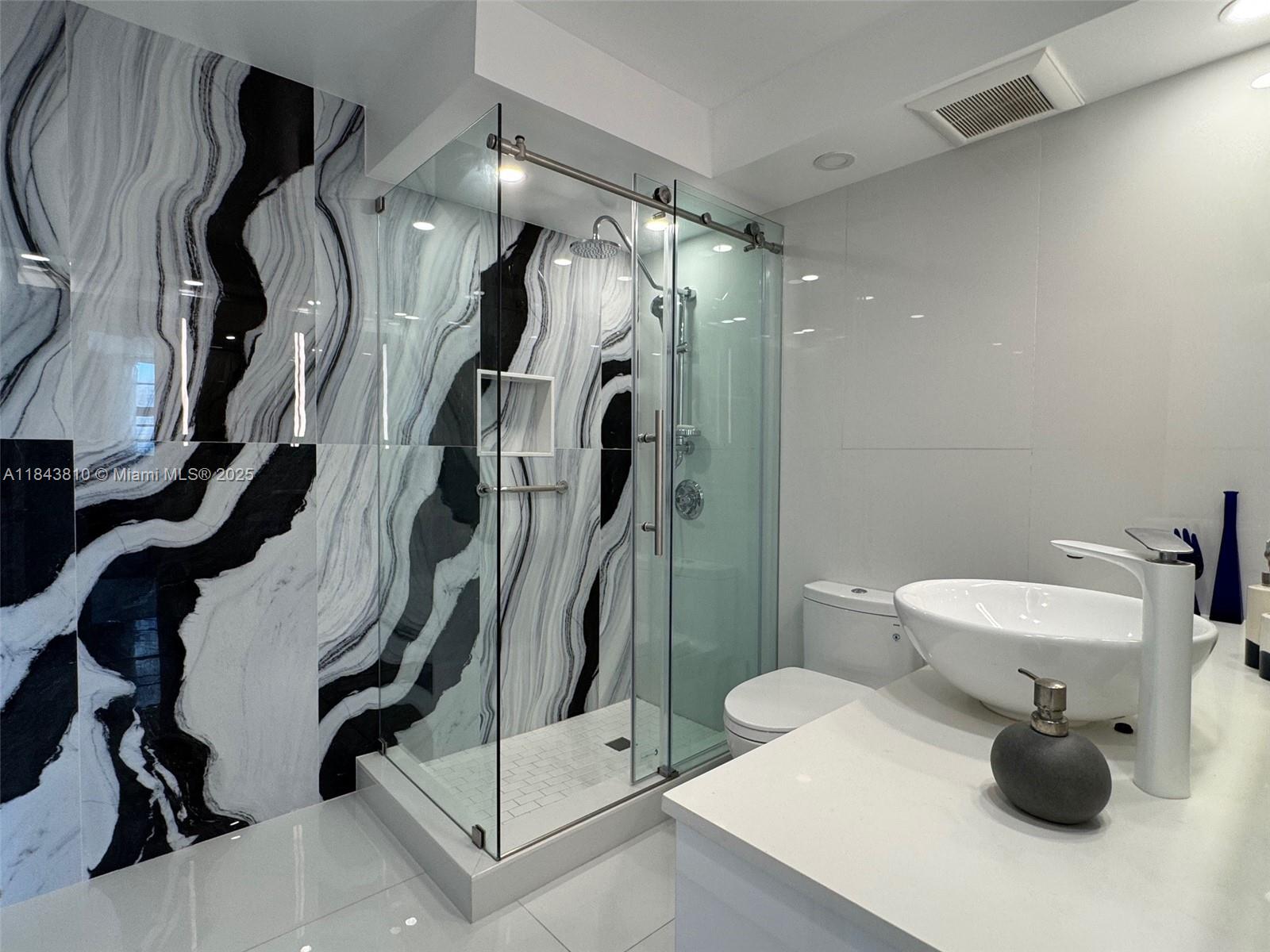 See details 918 2 / 2 1275 sq. ft. $ 2025-07-31 0 Photo