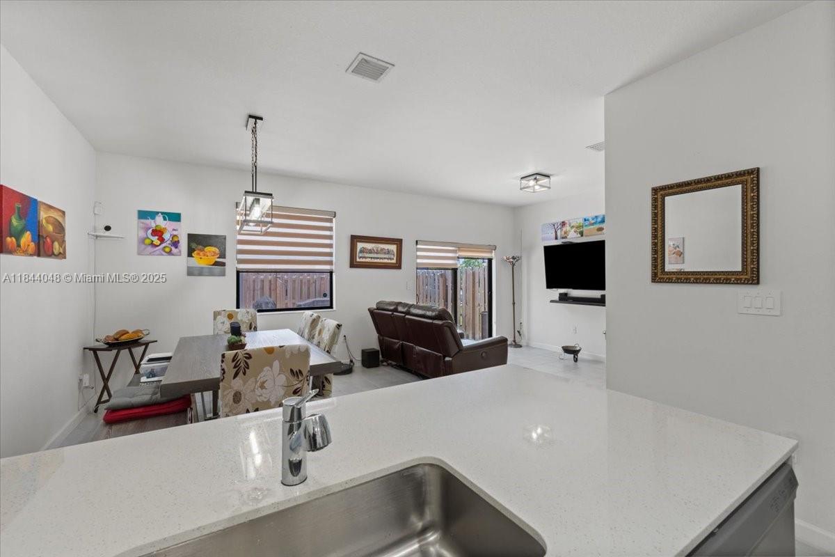 24717 4 / 3 1820 sq. ft. $ 2026-09-28 0 foto