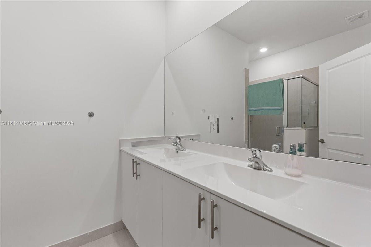 24717 4 / 3 1820 sq. ft. $ 2026-09-28 0 foto