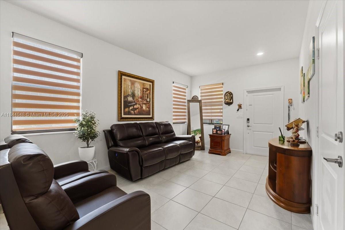 24717 4 / 3 1820 sq. ft. $ 2026-09-28 0 foto
